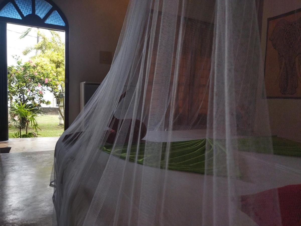 Sunchaser Beach Hotel Tangalle Bagian luar foto