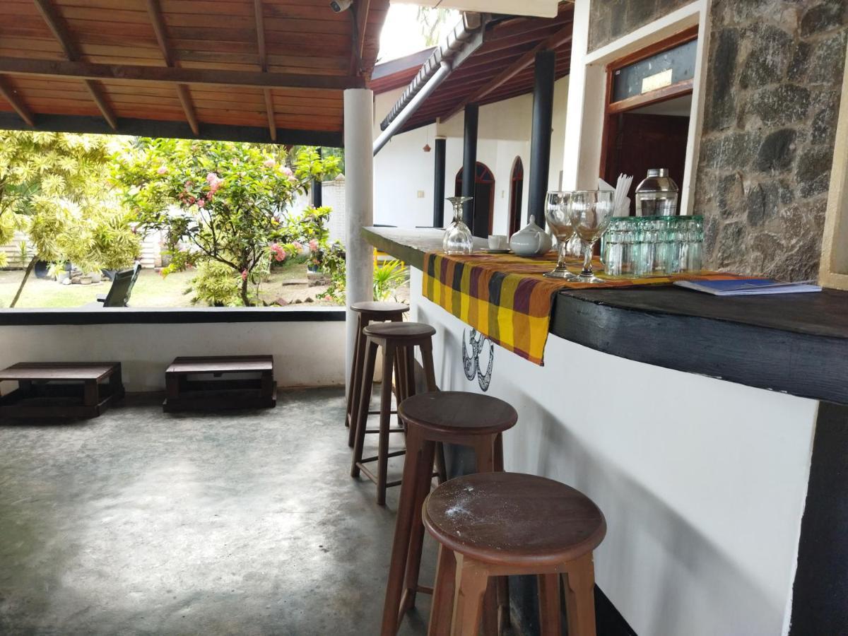 Sunchaser Beach Hotel Tangalle Bagian luar foto