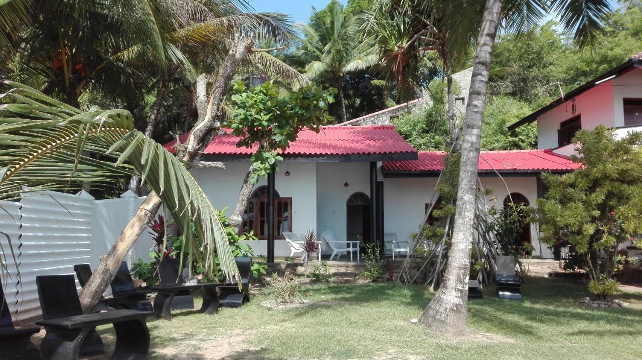 Sunchaser Beach Hotel Tangalle Bagian luar foto